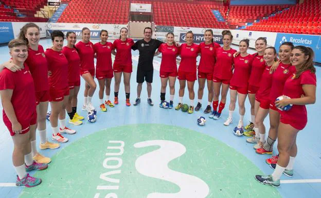 La plantilla del Aula Valladolid posa con su entrenador Miguel A. Peñas, en Huerta del Rey. 