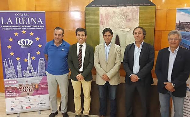 Federico Arias, del Club Raqueta; Alfonso Lahuerta, director general de Deportes de la Junta; José Luis Corujo, presidente de la FCYLT; Borja Lara, gerente de la FMD, y Francisco Alonso, vicepresidente de la FCYLT. 