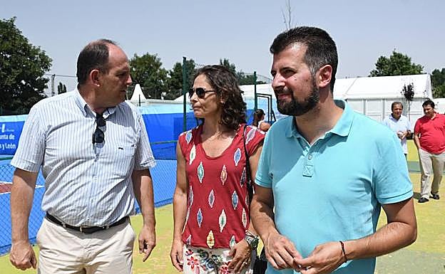 Luis Tudanca (derecha), junto a Virginia Ruano y José Luis Acebes en El Espinar. 