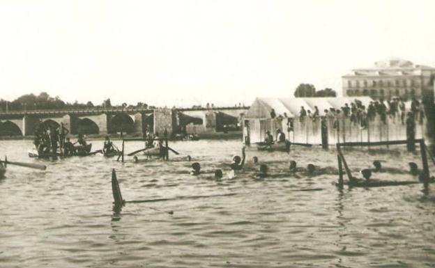 Escena del primer partido de waterpolo en el Pisuerga, con el Puente Mayor al fondo y la caseta de baños El Niágara. 