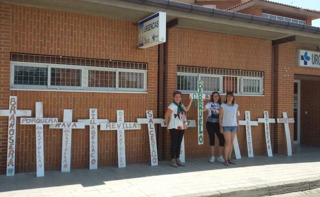 Vecinos recogen firmas en el centro de salud de Aguilar de Campoo contra el cierre de las urgencias en Barruelo. 