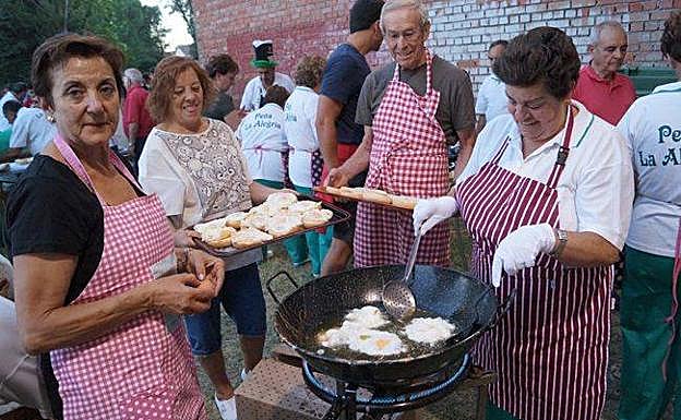 Participantes en la tradicional actividad del 'huevo frito' en una edición pasada de las fiestas. 