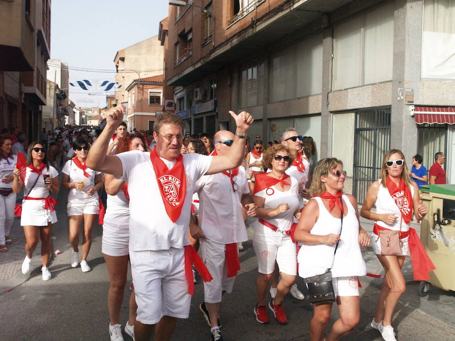 El zambombazo dio ayer pie al comienzo de las fiestas de Íscar. La música y, los toros serán protagonistas de días intensos, en los que el calor será se dejará sentir.