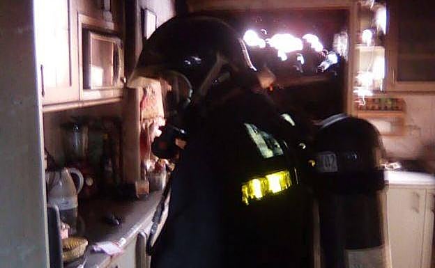 Bomberos en la cocina incendiada en La Seca 