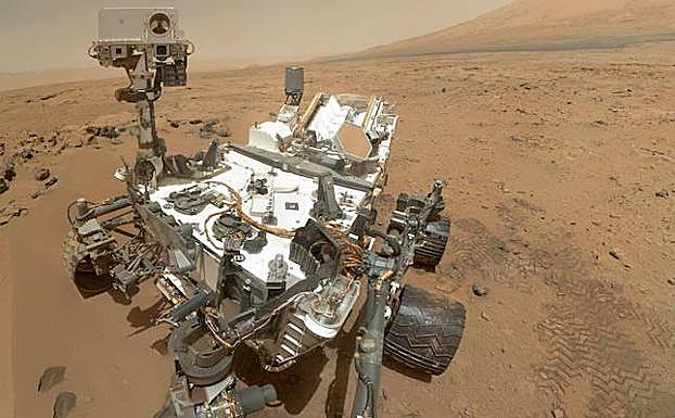 El 'Curiosity' de la NASA, durante la exploración del suelo de Marte.