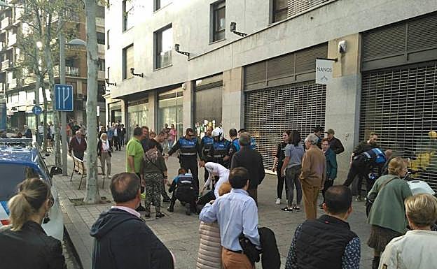 Imagen de archivo de una tensa y violenta disputa familiar en la avenida de Mirat, que obligó a intervenir a los agentes de la Policía Local.