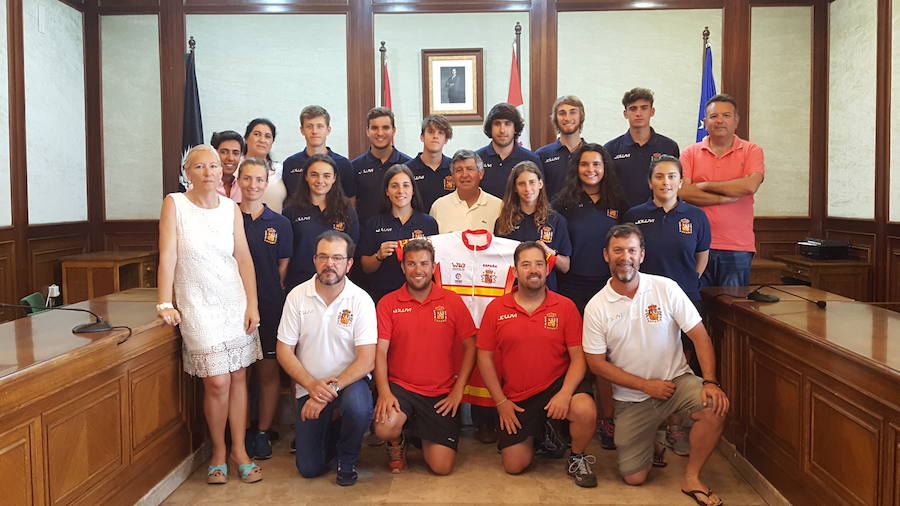 El alcalde y el concejal de Deportes de Béjar posan con la selección de Alpino en Línea. 