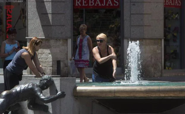 Dos mujeres se refrescan por el calor en Valladolid. 