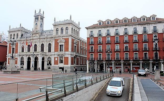 Un coche entra al aparcamiento. 