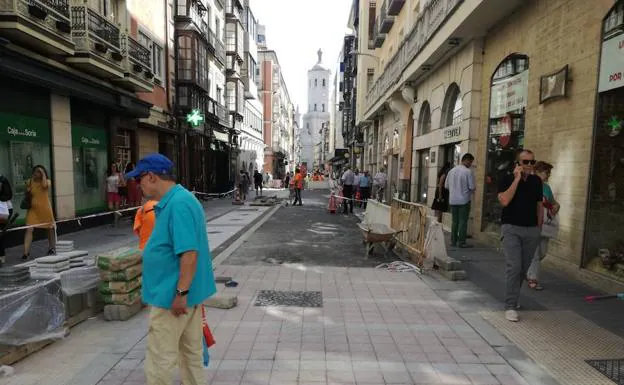 Trabajos de peatonalización de Regalado. 