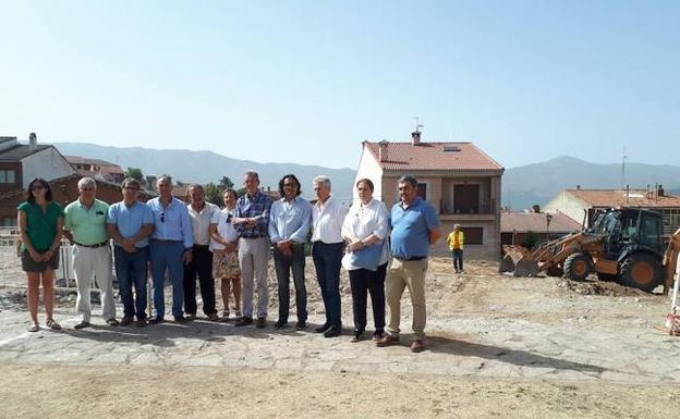 El delegado territorial de la Junta de CyL en Ávila, junto con alcaldes de Burgohondo y la zona, visitan el inicio de las obras del nuevo centro de salud de Burgohondo.