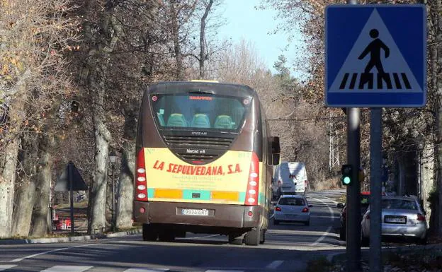 Un autobús de La Sepulvedana, en la carretera de La Granja a Valsaín.