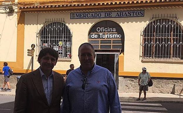 El diputado de Turismo, Rafael Pérez, ha visitado hoy las oficinas de turismo de Arenas de San Pedro y Candeleda.