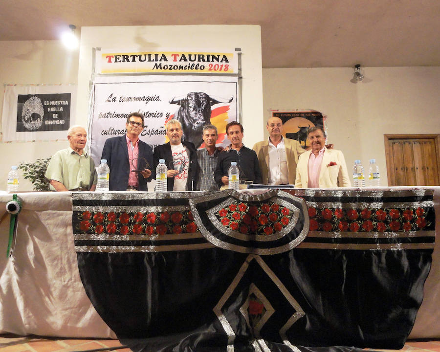Participantes en la tertulia taurina celebrada en el patio del Ayuntamiento. C. Vega