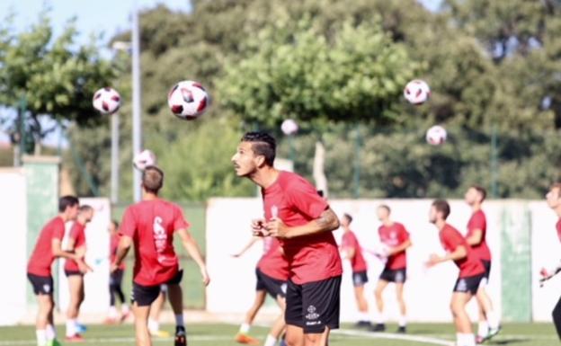 Ayala cabecea un balón durante un entrenamiento del Guijuelo. 