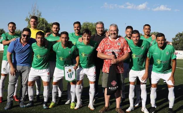 El once inicial del Guijuelo y su presidente posan con el alcalde y el televisivo José Pinto, que hizo el saque de honor. 