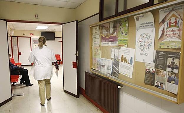 Una miembro del personal sanitario en un centro de salud de Salamanca.