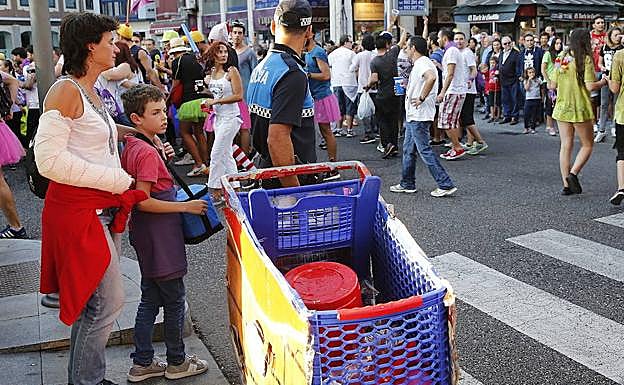 Un policía vigila el desfile de peñas en una edición anterior. 