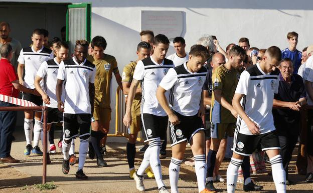 Los jugadores del Salmantino UDS saltan al campo el pasado martes en Galindo y Perahuy. 