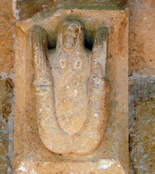 Detalle del canecillo románico de la sirena impúdica de Dehesa de Romanos (Palencia). 