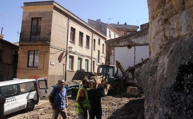 El alcalde de Zamora, Francisco Guarido, visita los trabajos de derribo junto a la muralla.