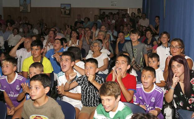 Centenares de astudillanos animan a Óscar Husillos en el Centro de Día de Astudillo.