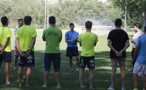 Pablo Huerga, en el centro, da explicaciones a sus jugadores en un entrenamiento en los campos del Club Internacional de la Amistad. 