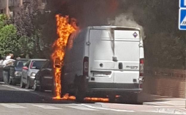 Furgoneta ardiendo en la calle Domingo Martínez de Valladolid.