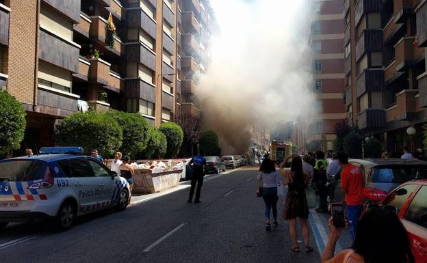 Imagen. Furgoneta ardiendo en la calle Domingo Martínez de Valladolid. 