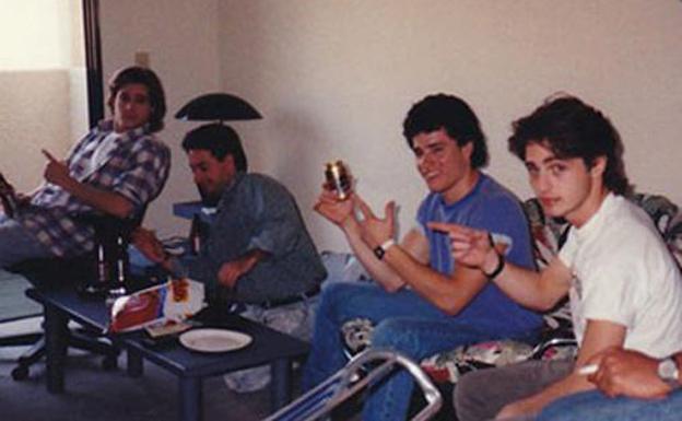 Brad Pitt, al fondo, con camisa a cuadros, y Jason Priestley, en primer plano.