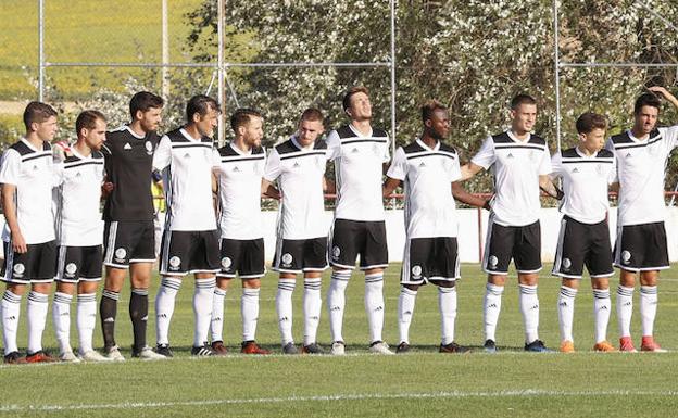 Los jugadores del Salmantino, antes del partido ante el San Agustín de Guadalix. 