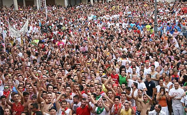 Multidudinario estallido de júbilo en el pregón de las fiestas de Cuéllar del año pasado. 