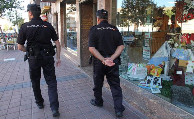Una pareja de agentes de la Policía Nacional patrulla por una céntrica calle de Segovia. 