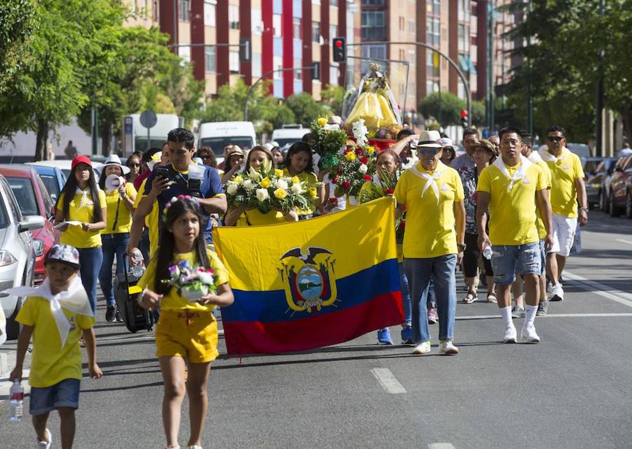 Fotos: Procesión en honor a la Virgen del Cisne en Valladolid