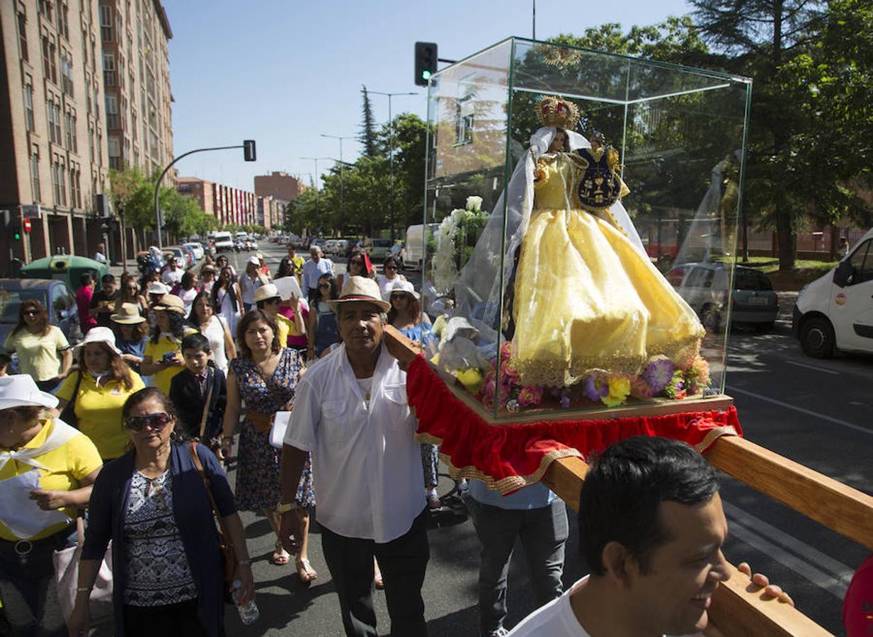 Fotos: Procesión en honor a la Virgen del Cisne en Valladolid