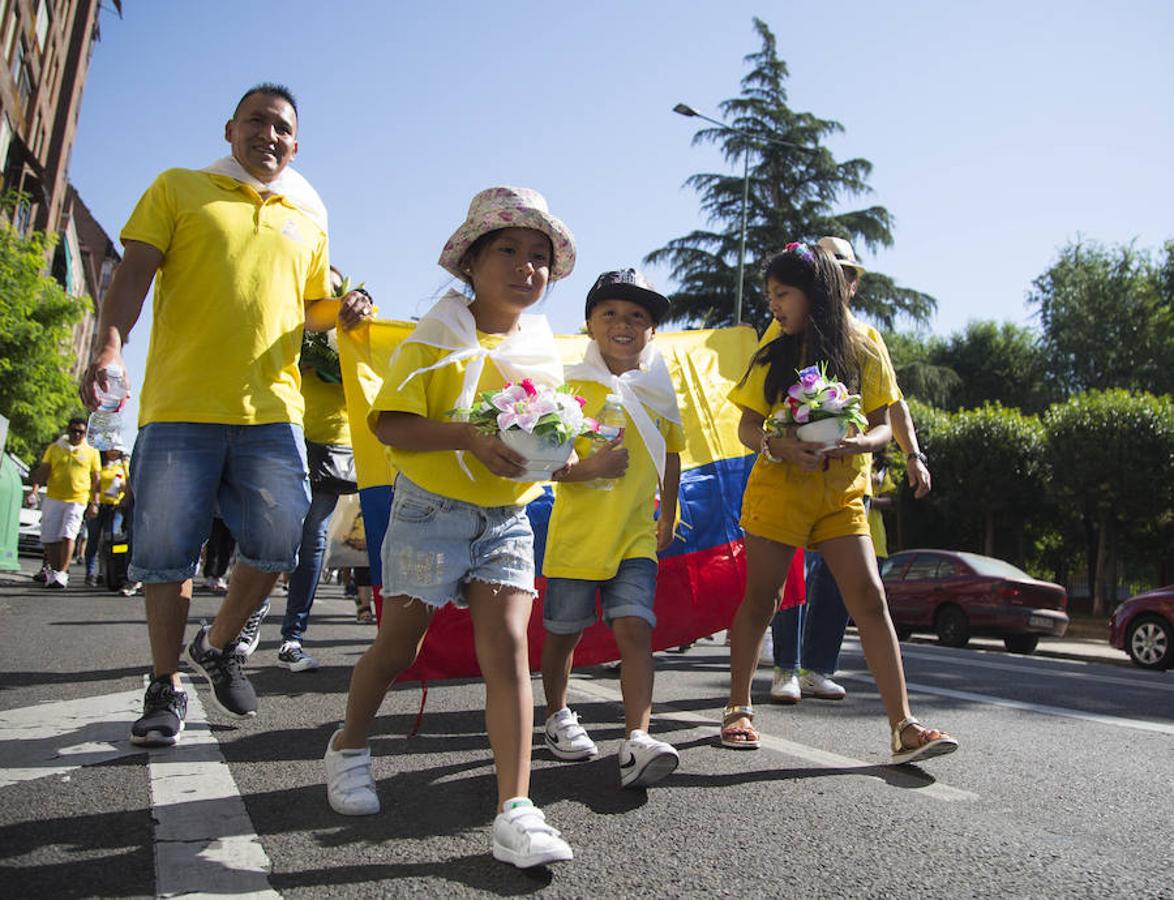 Fotos: Procesión en honor a la Virgen del Cisne en Valladolid