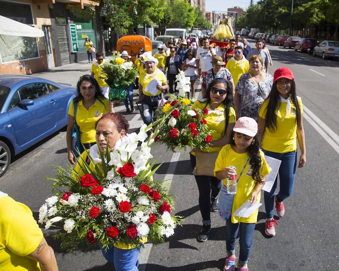 Fotos: Procesión en honor a la Virgen del Cisne en Valladolid