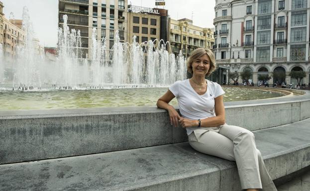 García Tejerina posa en la Plaza de Zorrilla de Valladolid. 