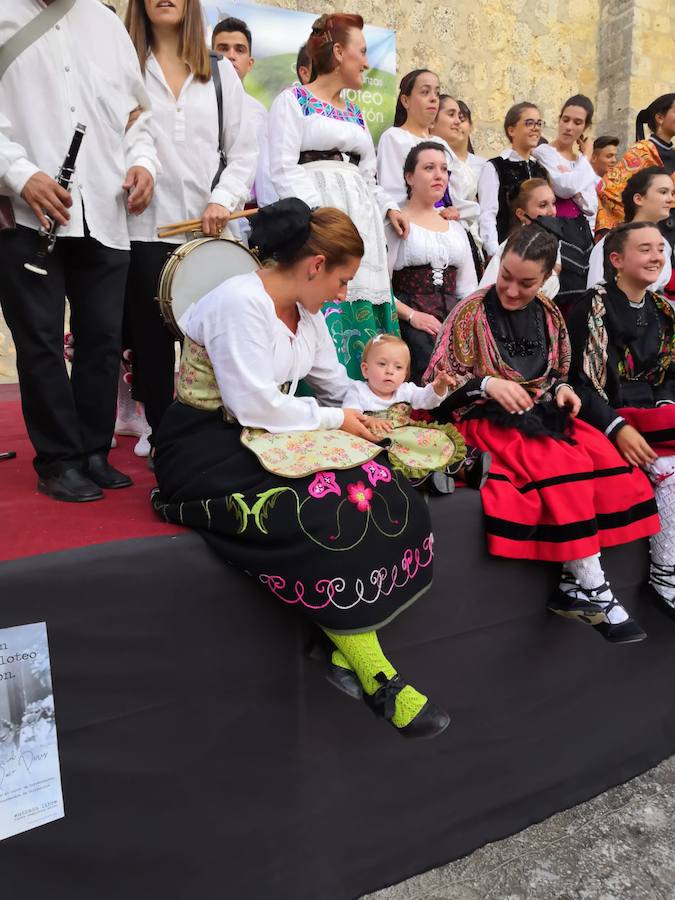 Fotos: XII Certamen de paloteo en Torrelobatón