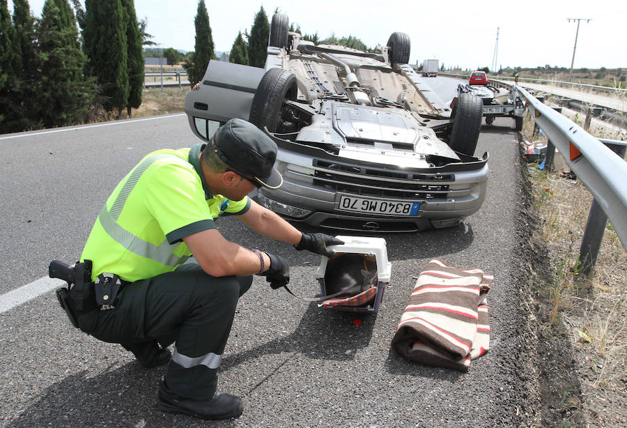 Coche del accidente del matrimonio portugués en Dueñas. 