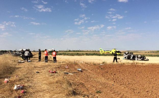 Los bomberos de la Diputación de Valladolid y los sanitarios interivienen en el lugar del accidente. 