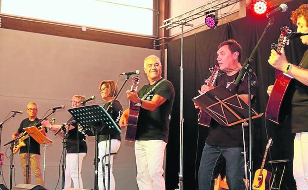 Actuación de Viejo Castillo, el grupo anfitrión, el pasado viernes. 