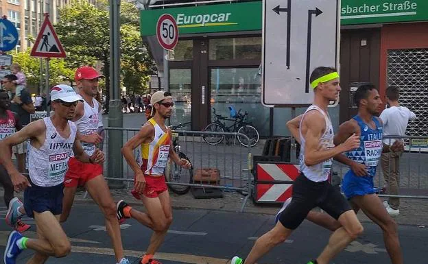Javi Guerra, en el centro, en los primeros kilómetros de la maratón de este domingo en Berlín. 