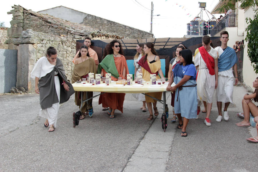 Fotos: Original desfile de peñas en las fiestas de Monleras