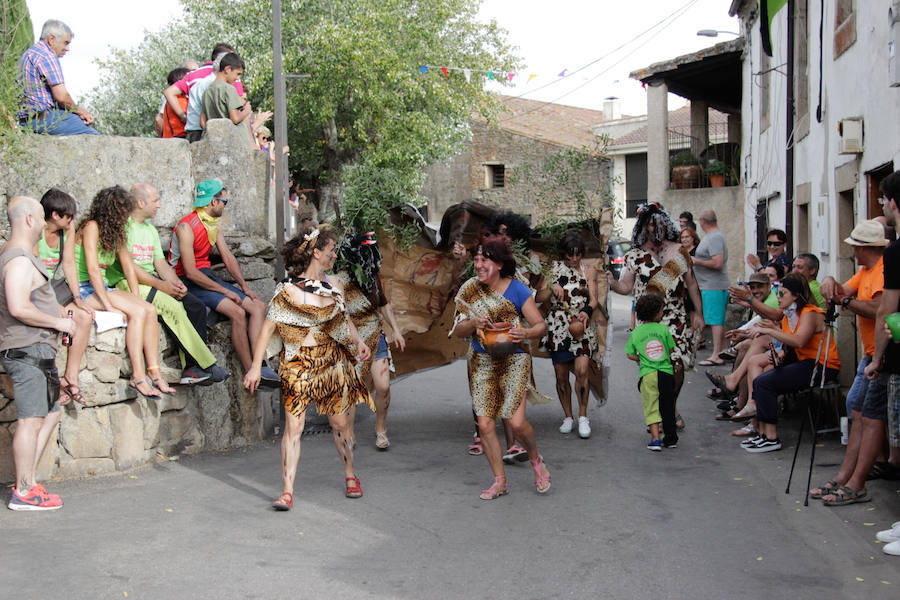 Fotos: Original desfile de peñas en las fiestas de Monleras