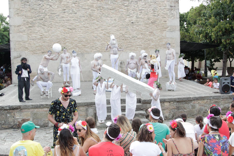 Fotos: Original desfile de peñas en las fiestas de Monleras