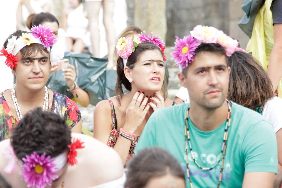 Fotos: Original desfile de peñas en las fiestas de Monleras