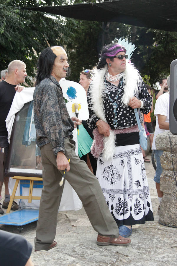 Fotos: Original desfile de peñas en las fiestas de Monleras