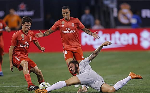 Sergio López, a la izquierda, durante el partido de pretemporada del Real Madrid ante la Roma. 
