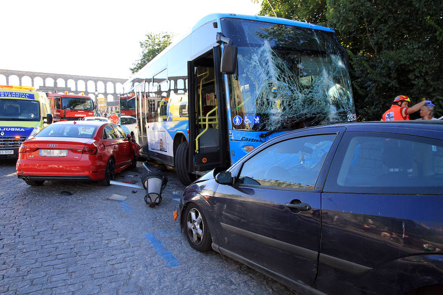 Fotos: Accidente de un autobús urbano en Vía Roma